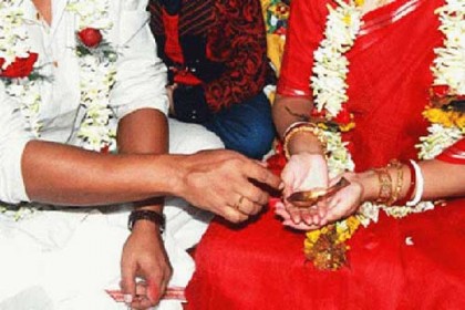 স্ত্রীকে সাবেক প্রেমিকের হাতে তুলে দিলেন স্বামী!