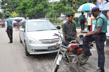 রাজধানীতে ট্রাফিক আইনে ৫৯৫১ মামলায় ৩০ লক্ষাধিক টাকা জরিমানা