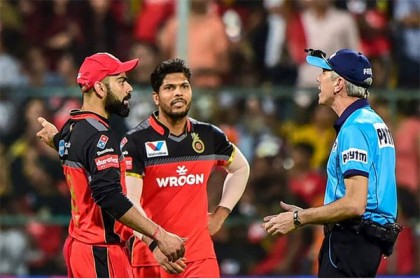 আইপিএলে ভুল করে ক্ষোভে দরজা ভাঙলেন আম্পায়ার