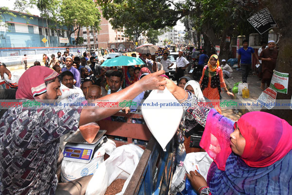 বগুড়ায় টিসিবির পণ্য ক্রয়ে সাড়া পড়েছে