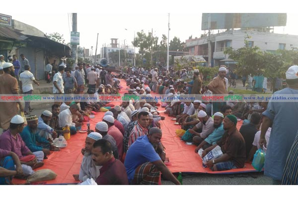 খুলনায় রাষ্ট্রায়ত্ত পাটকল শ্রমিকদের রাজপথ-রেলপথ অবরোধ