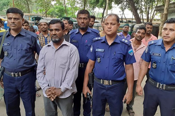 টোকেন দিয়ে স্ট্যান্ড বানানোর অভিযোগে একজনকে কারাদণ্ড 

