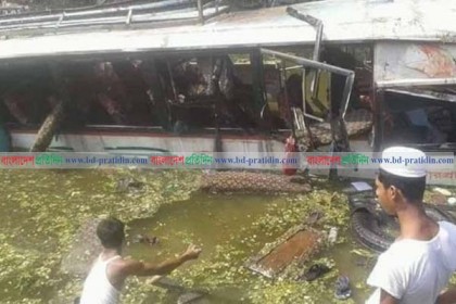 নোয়াখালীতে বাস খাদে পড়ে নিহত ৩