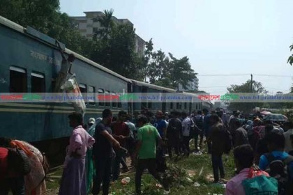 লাইনচ্যুত হয়েছে চট্টগ্রাম বিশ্ববিদ্যালয়ের শাটল ট্রেন