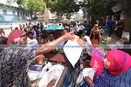 বগুড়ায় টিসিবির পণ্য ক্রয়ে সাড়া পড়েছে