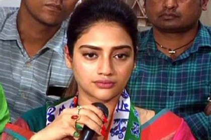 প্রচারণায় গিয়ে মঞ্চ ভেঙে পড়লেন নুসরাত