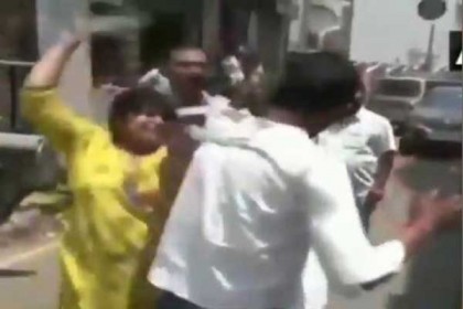 ঘুষ চাওয়ায় দুর্নীতি দমন কর্মকর্তাকে নারীর জুতাপেটা (ভিডিও)