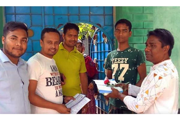 জিপিএ-৫ প্রাপ্তদের বাড়ি বাড়ি গিয়ে মিষ্টি ও ফুলেল শুভেচ্ছা মেয়রের