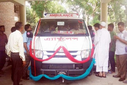 গুরুদাসপুর স্বাস্থ্য কমপ্লেক্সে নতুন অ্যাম্বুলেন্স হস্তান্তর