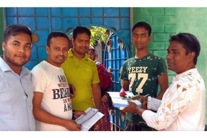 জিপিএ-৫ প্রাপ্তদের বাড়ি বাড়ি গিয়ে মিষ্টি ও ফুলেল শুভেচ্ছা মেয়রের
