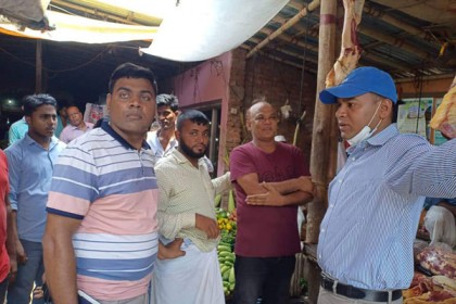 মাংসের দোকানে ছদ্মবেশে ইউএনও


