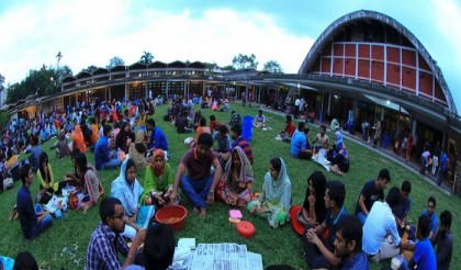 আড্ডা-গল্পের টিএসসি ইফতার 
