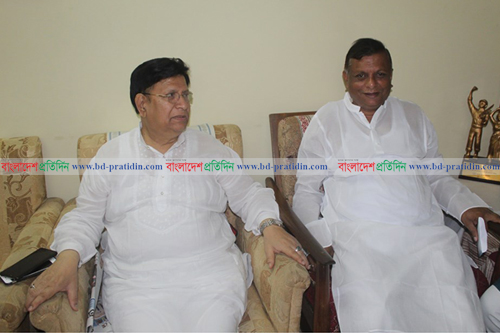 পররাষ্ট্রমন্ত্রীর পাশে হাস্যোজ্জ্বল মেয়র আরিফ