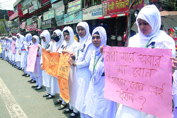 চলন্ত বাসে ধর্ষণের মামলা ঘিরে রাজনীতি, মূল ঘটনা আড়াল?