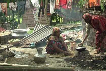 নেত্রকোনায় ঝড়ে ক্ষতিগ্রস্তদের রান্না-খাওয়া চলছে খোলা আকাশের নীচে 