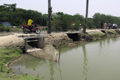 সরকারি খালে বাঁধ ও রাস্তা কেটে চলছে ঘের ব্যবসা!