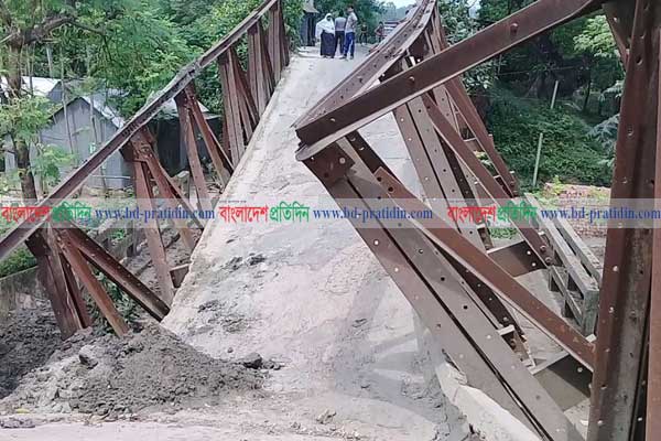 টাঙ্গাইলে বালুভর্তি ট্রাকের ওজনে ভেঙ্গে পড়ল বেইলি ব্রিজ 