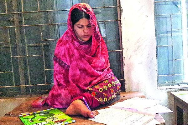 পা দিয়ে লিখে জিপিএ ৫