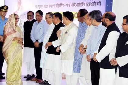 দেশে ফিরলেন প্রধানমন্ত্রী