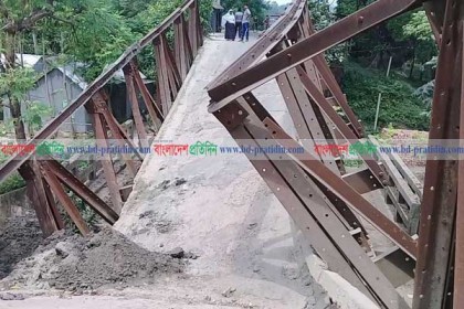 টাঙ্গাইলে বালুভর্তি ট্রাকের ওজনে ভেঙ্গে পড়ল বেইলি ব্রিজ 