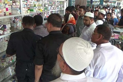 নাটোরে ওষুধ-ফলের দোকানে অভিযান, জরিমানা