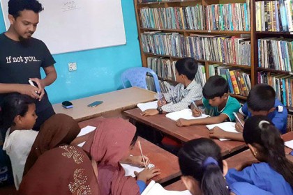 সুবিধাবঞ্চিত শিশুদের স্কুল ‘বাতিঘর পাঠশালা’