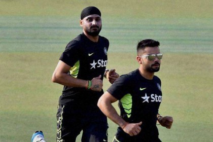 কোহলিকে খোঁচা দিয়ে বিপাকে হরভজন