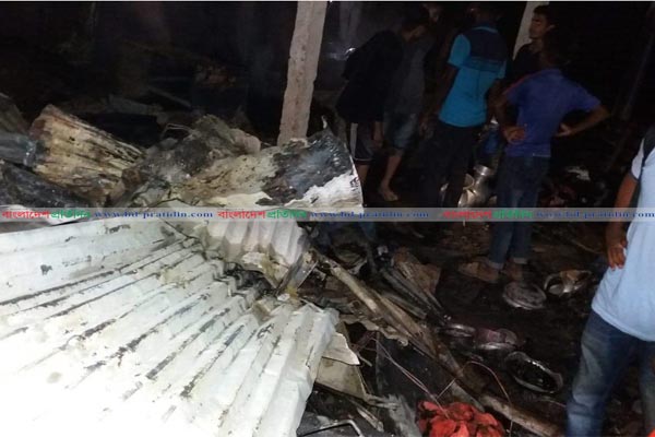 বাবার লাগানো আগুনে পুড়ে মরলো কন্যা শিশু
