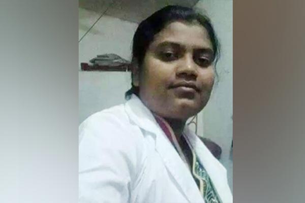 চলন্ত বাসে নার্সকে ধর্ষণ: হেলপারকে চালাতে দিয়ে আগে ধর্ষণ করে চালক