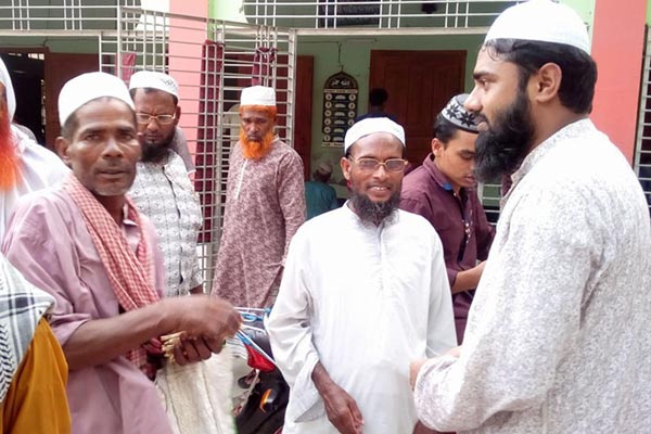 দুই যুগ ধরে রমজানে বিনা পয়সায় মেসওয়াক বিলি করেন নাটোরের মাহতাব