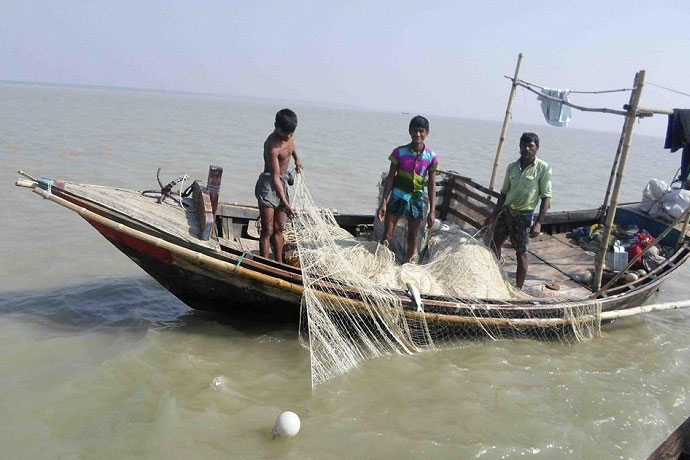 ‘৬৫ দিন মাছ শিকার বন্ধের সিদ্ধান্ত প্রত্যাহার দাবি’  