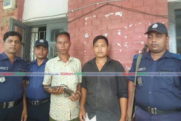 রাঙামাটিতে অস্ত্রসহ বাবা-ছেলে আটক