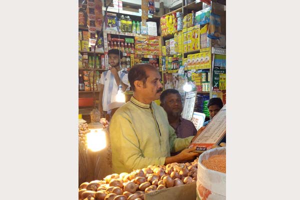 আকস্মিক বাজার পরিদর্শনে মেয়র আতিকুল