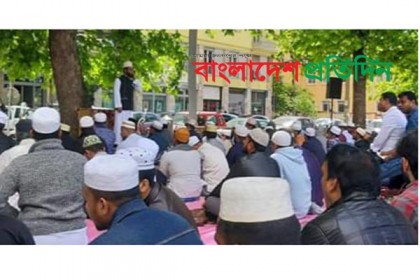 রোমে মসজিদ বন্ধের প্রতিবাদে খোলা মাঠে জুমার নামাজ