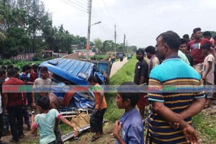 মাটি বিক্রিতে সিসিকের ট্রাক, ট্রেনের ধাক্কায় বিধ্বস্ত
