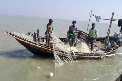 ‘৬৫ দিন মাছ শিকার বন্ধের সিদ্ধান্ত প্রত্যাহার দাবি’  