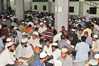 সম্মিলিত ইফতারের অনন্য দৃষ্টান্ত