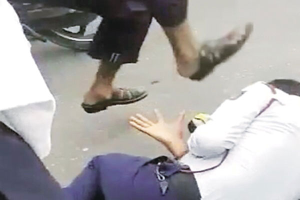 গাড়ি থামিয়ে জিজ্ঞাসাবাদ করায় পুলিশকে পেটালো যুবকেরা
