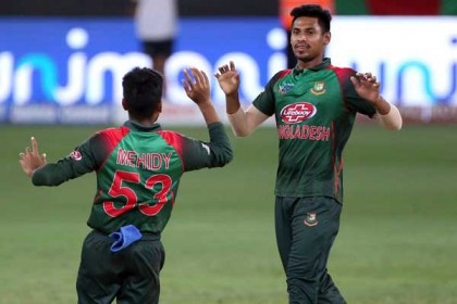 উইন্ডিজ শিবিরে মুস্তাফিজের জোড়া আঘাত