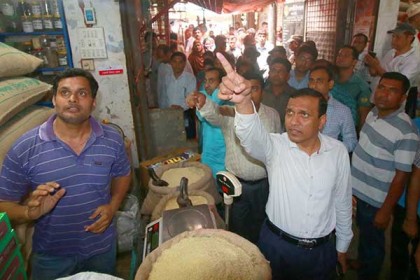 ম্যাজিস্ট্রেট সরলেই মুরগির দাম কেজিতে ৩০ টাকা বেশি!