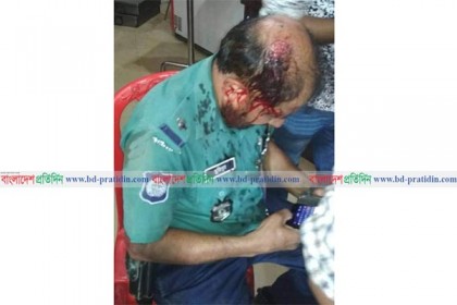 চসিকের উচ্ছেদ অভিযানে পুলিশের ওপর হামলা, গাড়ি ভাঙচুর