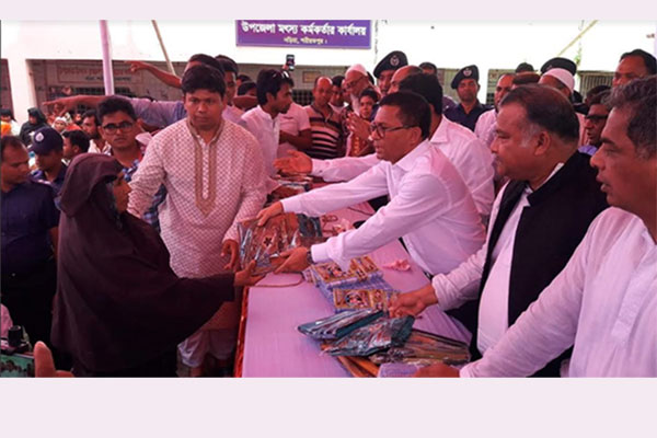 অসহায়-দুস্থদের মা‌ঝে বস্ত্র বিতরণ কর‌লেন উপমন্ত্রী শামীম