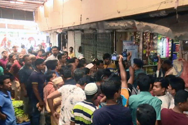 বরিশালে ব্যবসায়ীদের তোপের মুখে ভ্রাম্যমাণ আদালত

