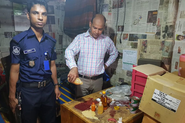 চট্টগ্রামে এক ঘরেই ২৮ ব্রান্ডের পণ্য

