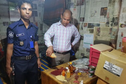 চট্টগ্রামে এক ঘরেই ২৮ ব্রান্ডের পণ্য

