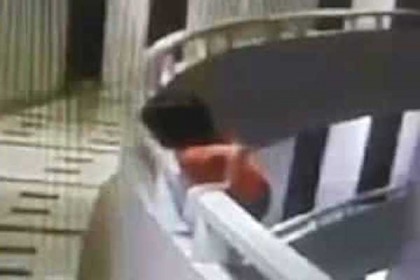 অল্পের জন্য রক্ষা পেল ঘুমের মধ্যে হাঁটা শিশু