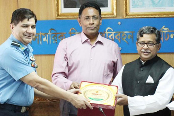 বেসামরিক বিমান পরিবহন ও পর্যটন মন্ত্রণালয়ে পুরস্কার প্রদান