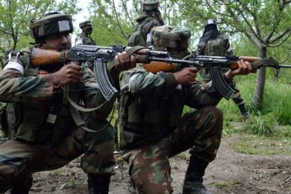 কাশ্মীরে বন্দুকযুদ্ধে সৈন্যসহ নিহত ৪