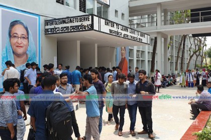 মমেকে ছাত্রীকে শ্লীলতাহানি, শিক্ষার্থীদের বিক্ষোভে অচল ক্যাম্পাস  