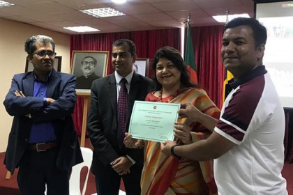 প্রবাসী বাংলাদেশি শ্রমিকদের পাশে দাঁড়ানোয় হাফিজকে স্বীকৃতি